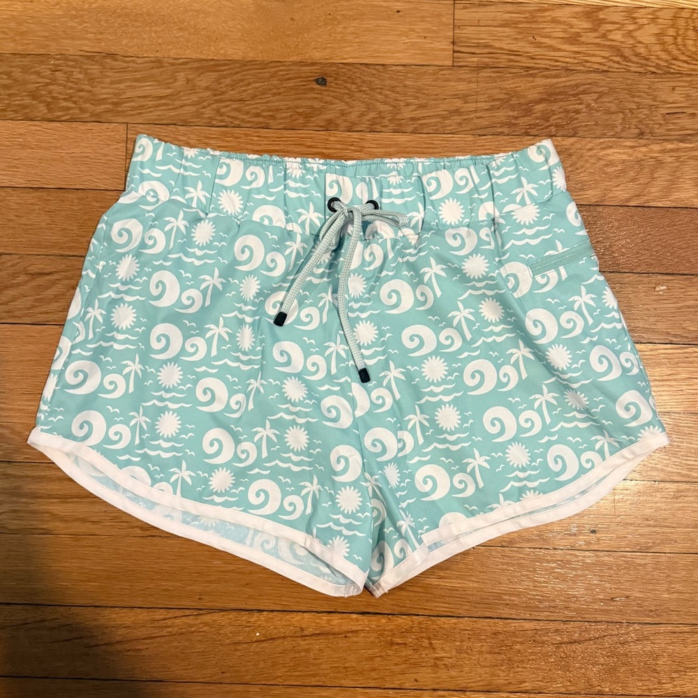 Rabbit Women’s Surfs Up 4” Short in Seaside
